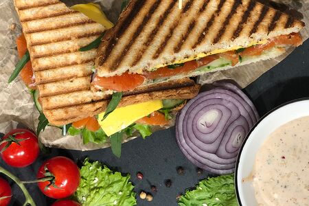 Сэндвич с красной рыбой