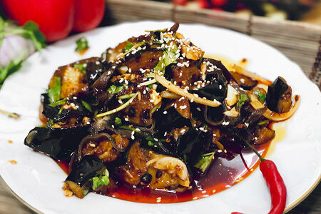 Салат теплый из баклажанов с чесночным соусом