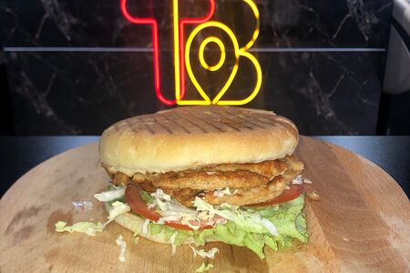 Бургер с двойной куриной котлетой