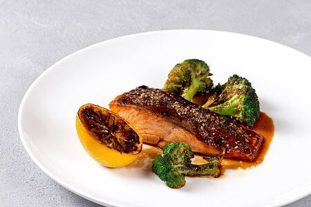 Лосось терияки на гриле с брокколи