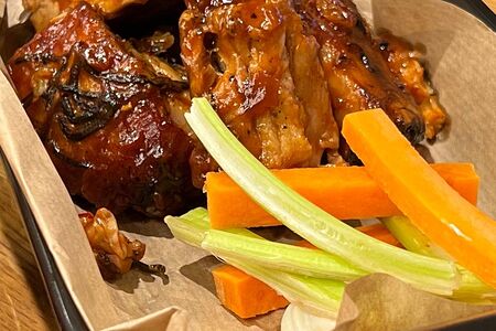 Рёбра свиные, подкопчённые дымом розмарина