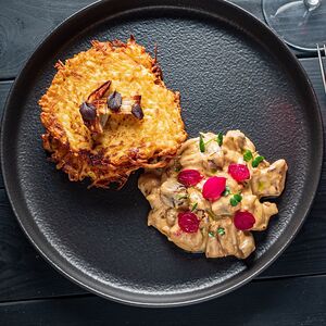 Картофельные драники с бефстрогановом