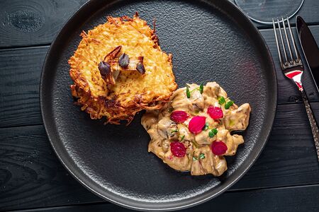 Картофельные драники с бефстрогановом
