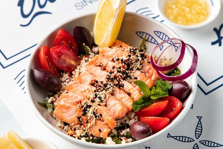 Салат с лососем и овощами