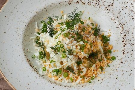 Тёплый салат с копченой форелью