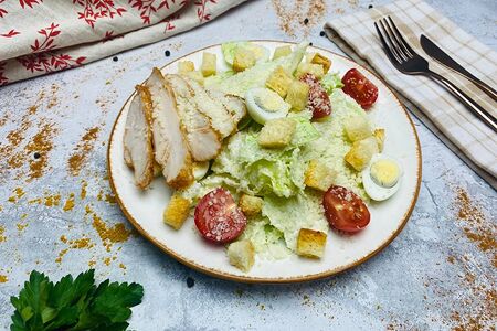 Салат Цезарь с курицей