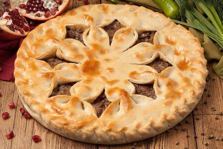 Пирог с мясом и перцем чили