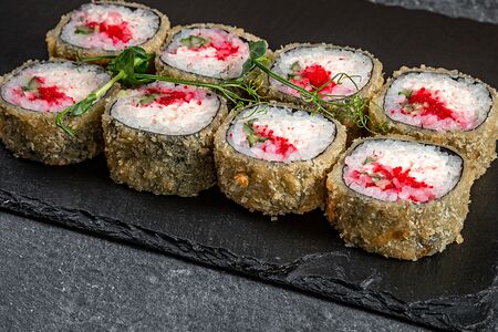 Тёплый ролл со снежным крабом и икрой тобико