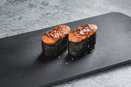 Запеченные суши с креветкой