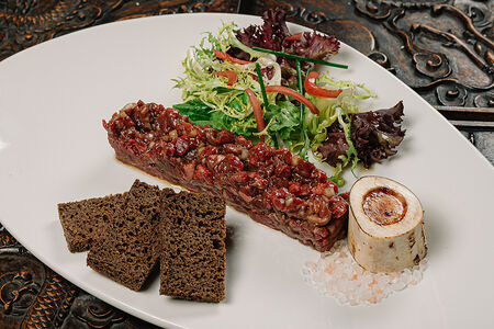 Тартар из говядины с мозговой косточкой