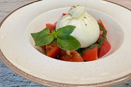 Буррата с томатами