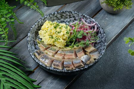 Сельдь с мятым картофелем и маринованным луком