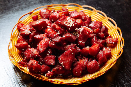 Свинина, жаренная кубиком, с кунжутом