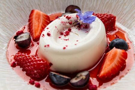 Ванильная панна котта с ягодами