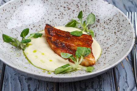 Подкопченный судак с кремом из сельдерея