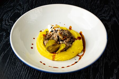 Бефстроганов из говядины с картофельным пюре