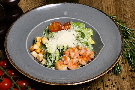 Салат Цезарь с креветками