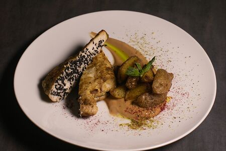 Стейк из куриной грудки с молодым картофелем