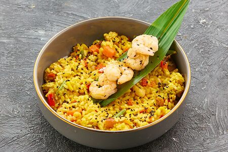 Жареный рис по-тайски с курицей и креветками