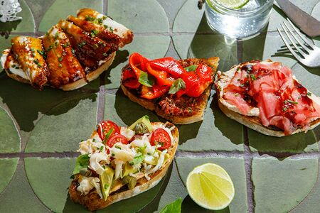 Брускетта с крабом и авокадо