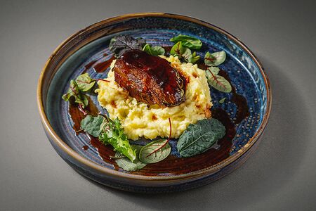 Говяжья щека в медовой глазури с соусом BBQ и картофельным кремом