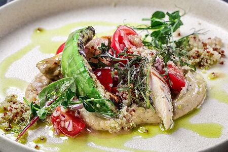 Салат из авокадо, томленой куриной грудкой, черри и кремом из фасоли