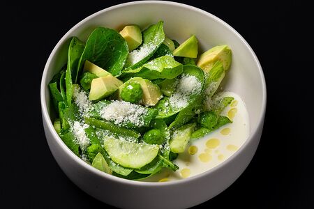 Зеленый салат с авокадо и пармезаном