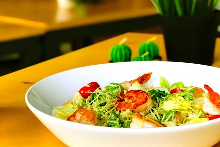 Салат Цезарь с креветкам