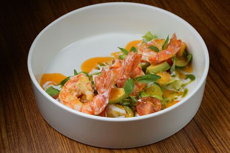 Салат с лангустином и соусом Манго-маракуйя-чили