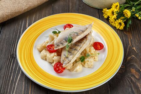 Филе судака с цветной капустой в сливках