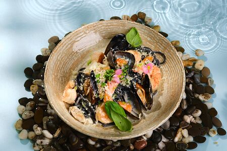 Морепродукты со спагетти с чернилами каракатицы