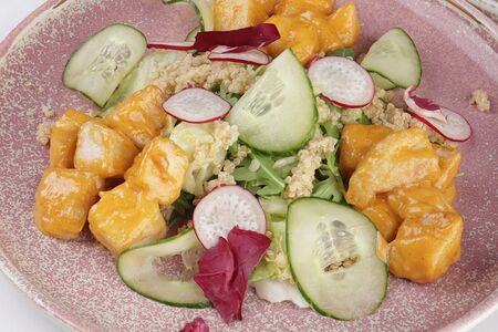 Цыпленок в пикантном соусе карри с киноа