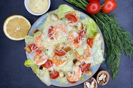 Салат Цезарь с креветкой