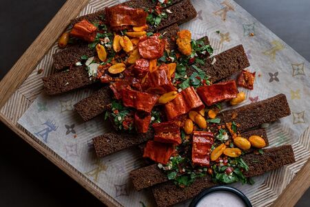 Бородинские гренки с чипсами чили и арахисом