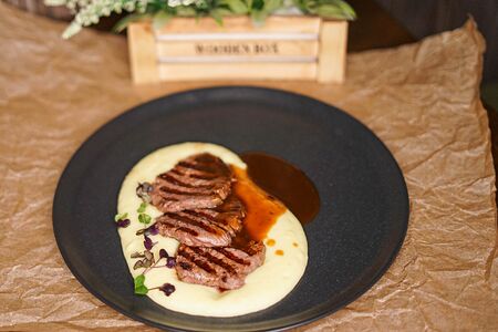 Медальоны из говядины с картофельным пюре