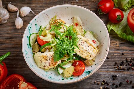 Салат из лимона и сыра халуми