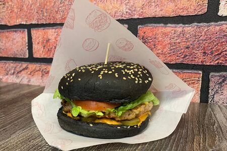 Бургер с чёрной булочкой с говядиной на углях