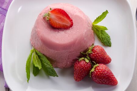 Панакотта с ягодным наполнителем