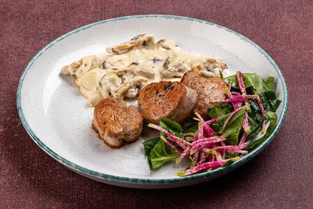 Медальоны из свинины с грибным соусом