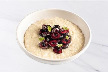 Рисовая каша с ванилью, сезонными ягодами