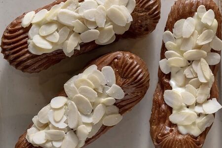 Эклер Миндальный