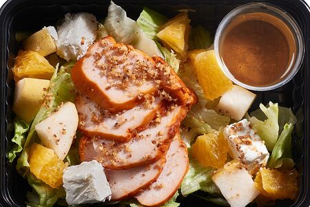 Салат с копченой грудкой, грушей и сыром