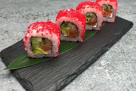 Ролл Калифорния с лососем