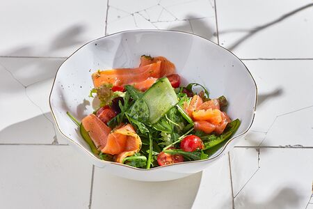 Зеленый салат с лососем и огурцом