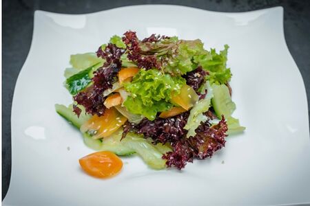 Салат из овощей с пикантным соусом