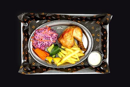 Четверть курицы гриль с салатом коул слоу и маринованными овощами и картошкой фри