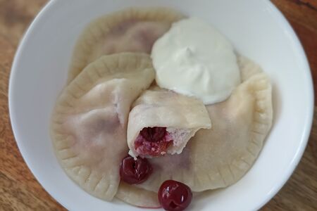 Вареники с творогом и вишней