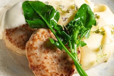 Куриные котлеты с картофельным пюре и сырным соусом