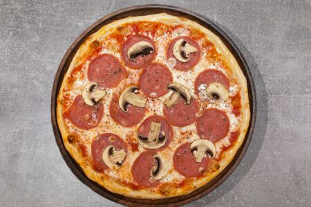 Пицца с ветчиной и грибами