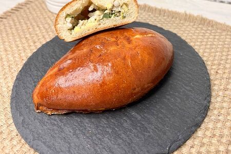 Пирожок с яйцом и зеленым луком